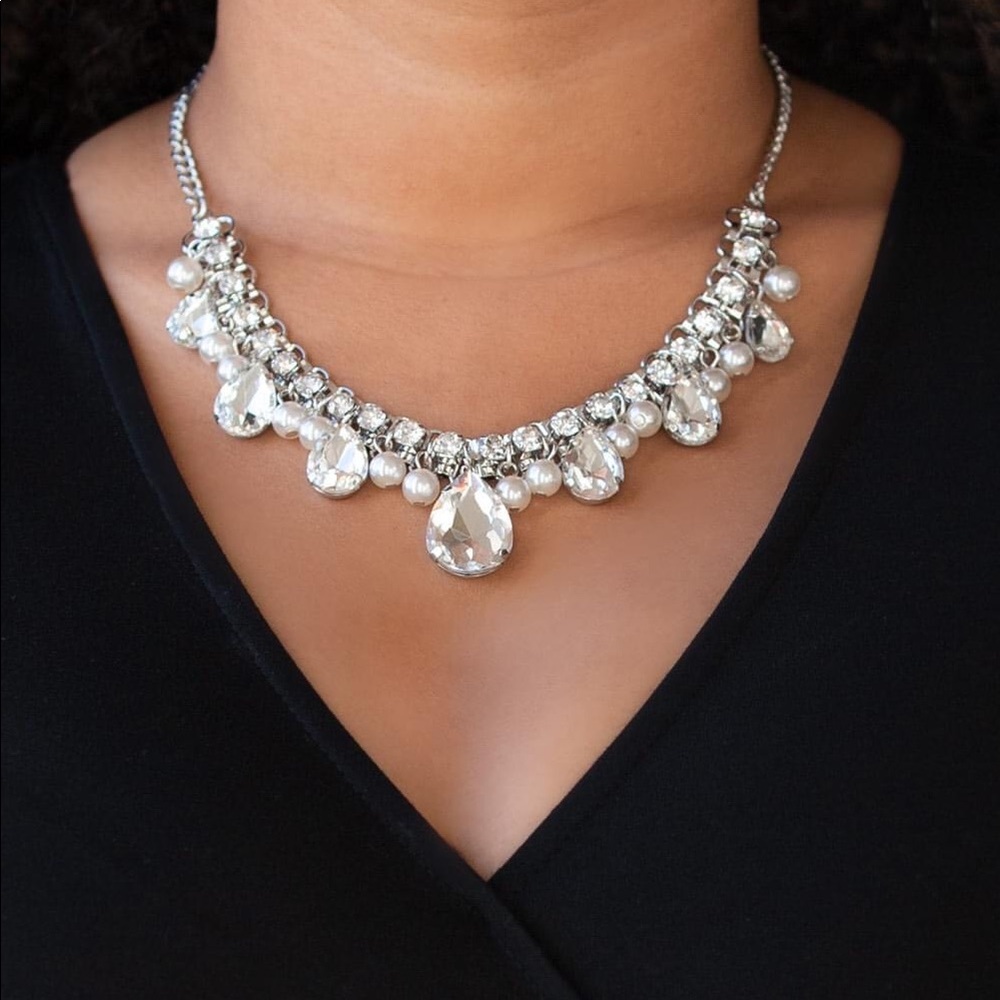 ❤️‍🔥5/$25❤️‍🔥 Knockout Queen White Necklace